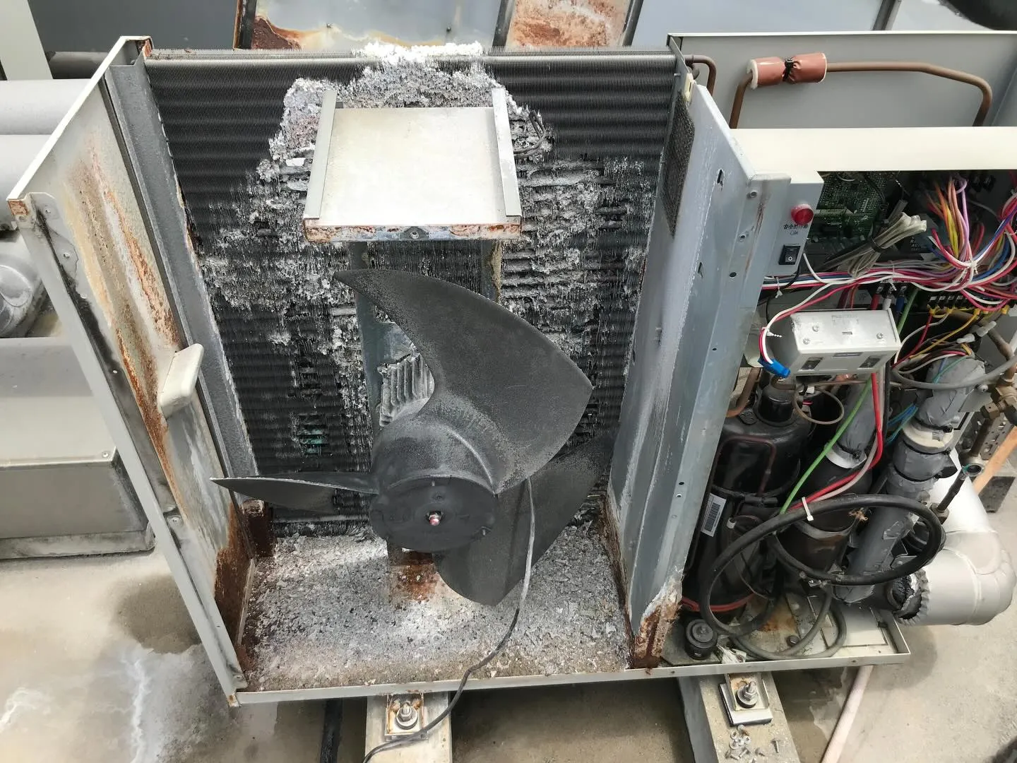 冷凍機漏電修理