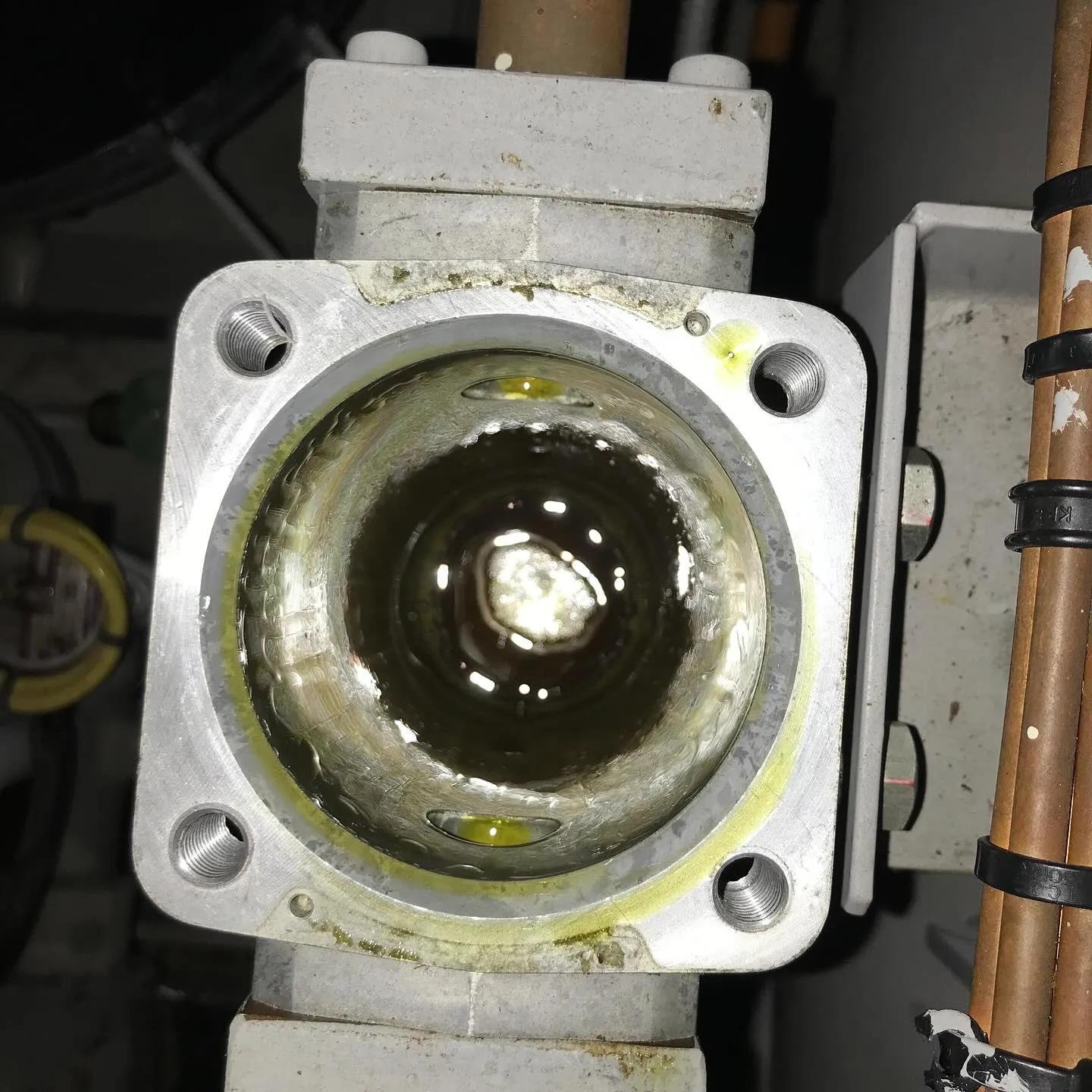 スクリュー冷凍機の異常停止