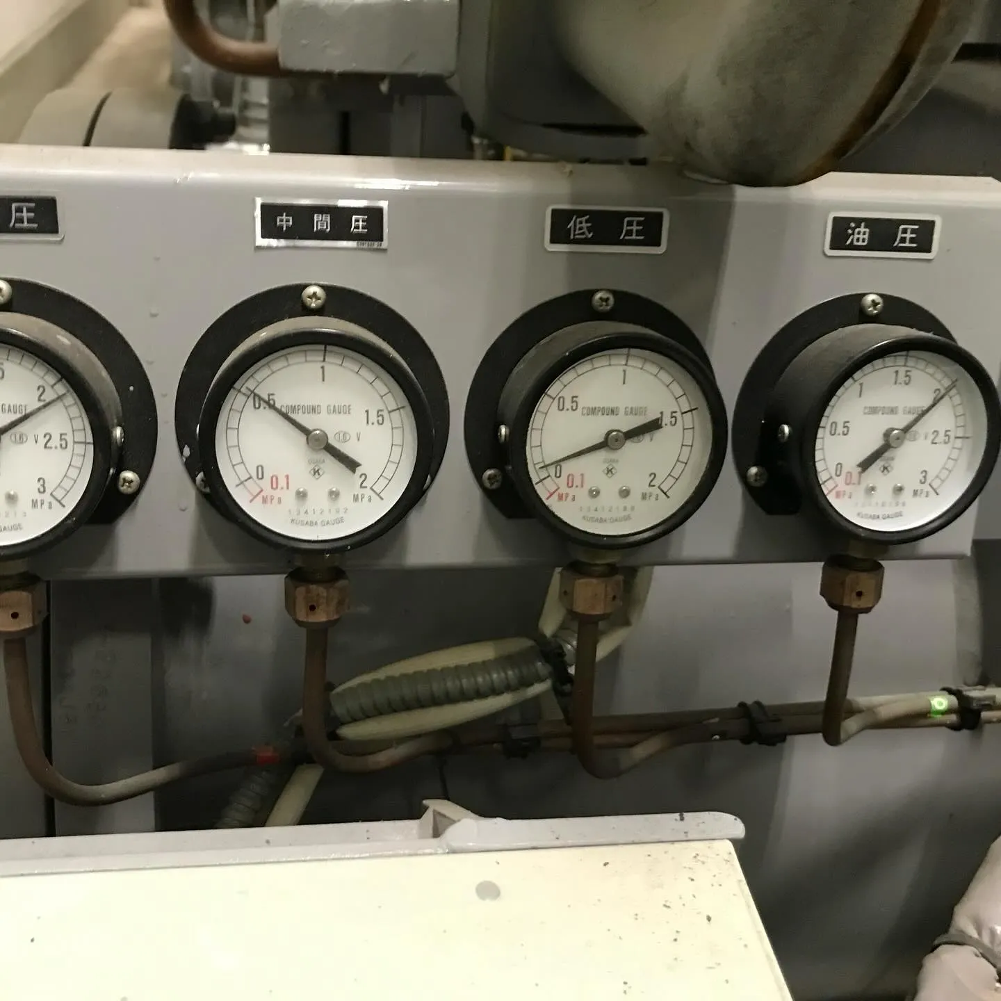 スクリュー冷凍機の異常停止