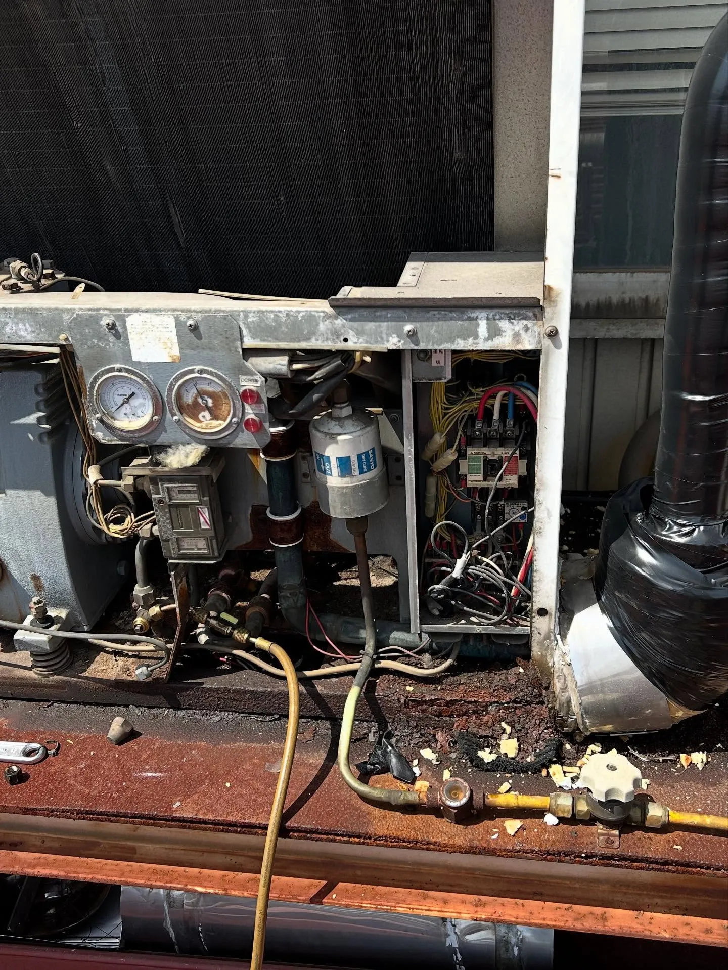 冷凍機ガス漏れ修理