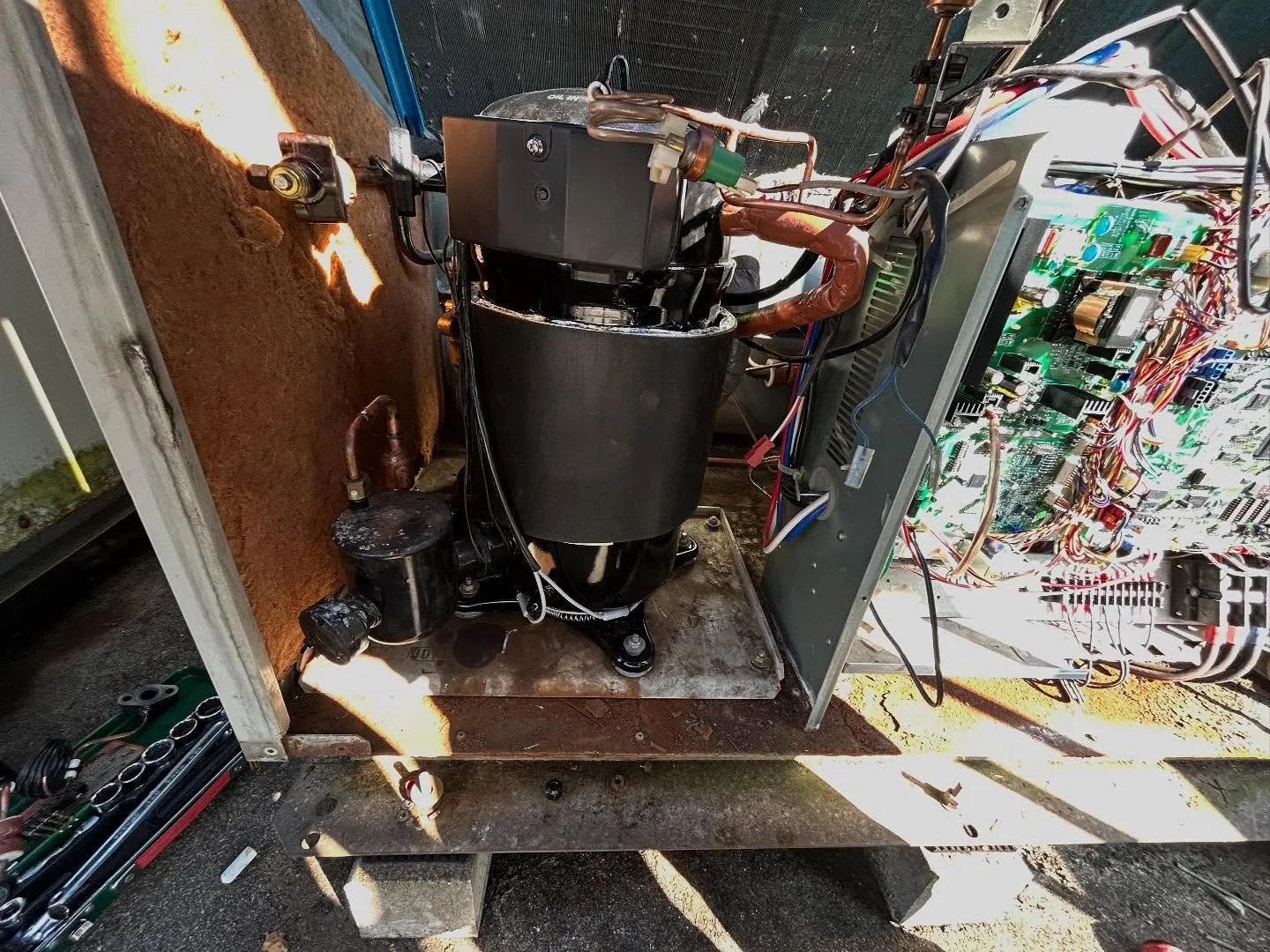 冷凍機圧縮機交換作業