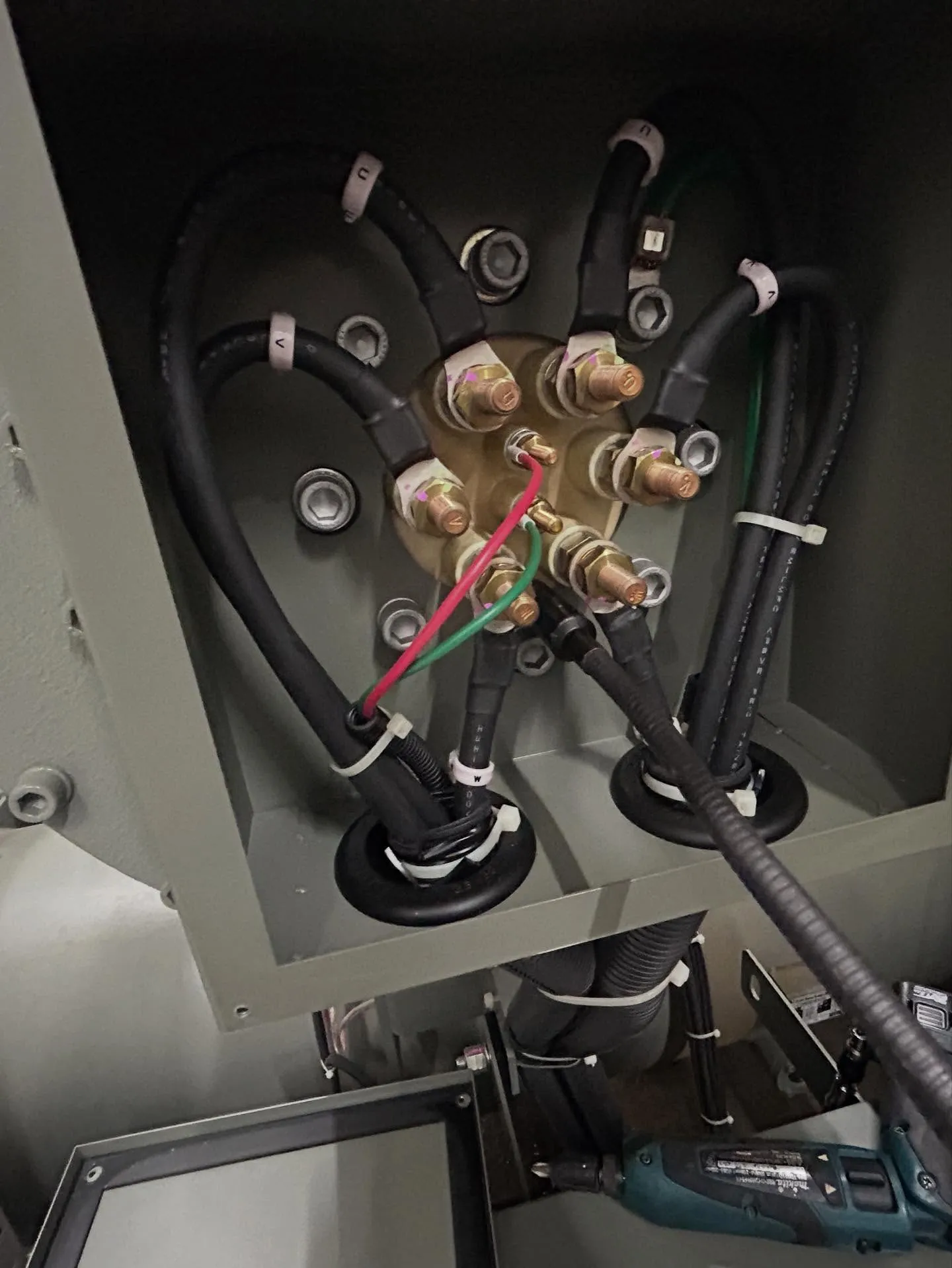 スクリュー冷凍機ガス漏れ修理