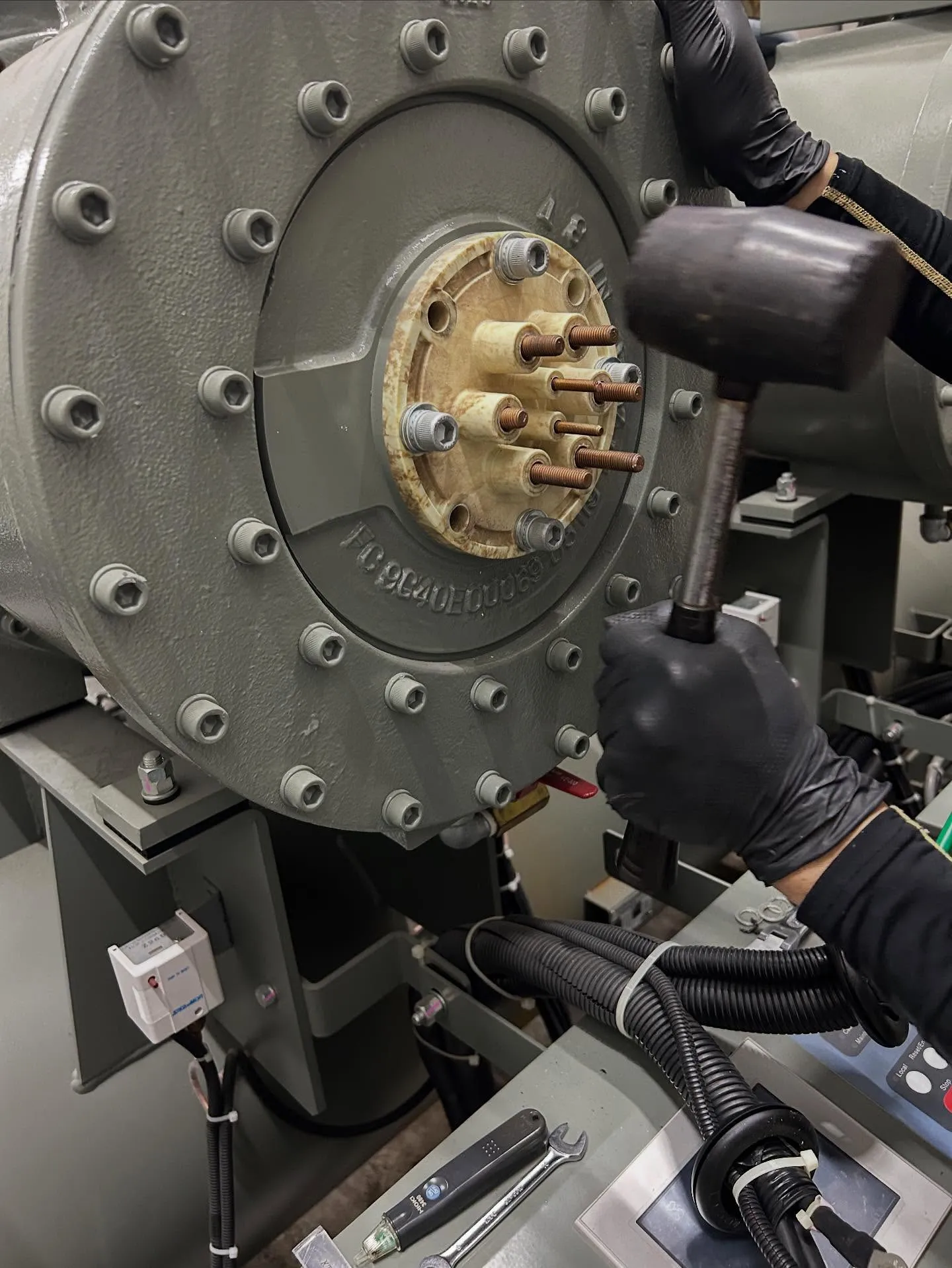 スクリュー冷凍機ガス漏れ修理