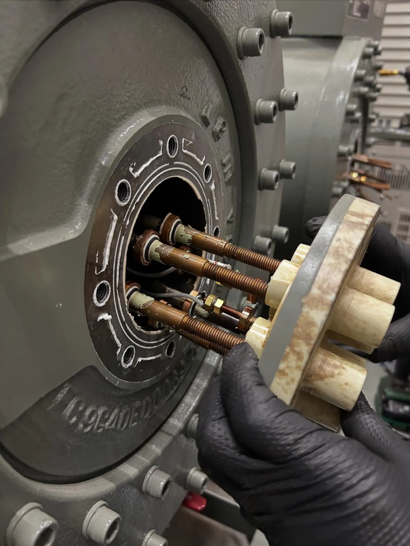 スクリュー冷凍機ガス漏れ修理