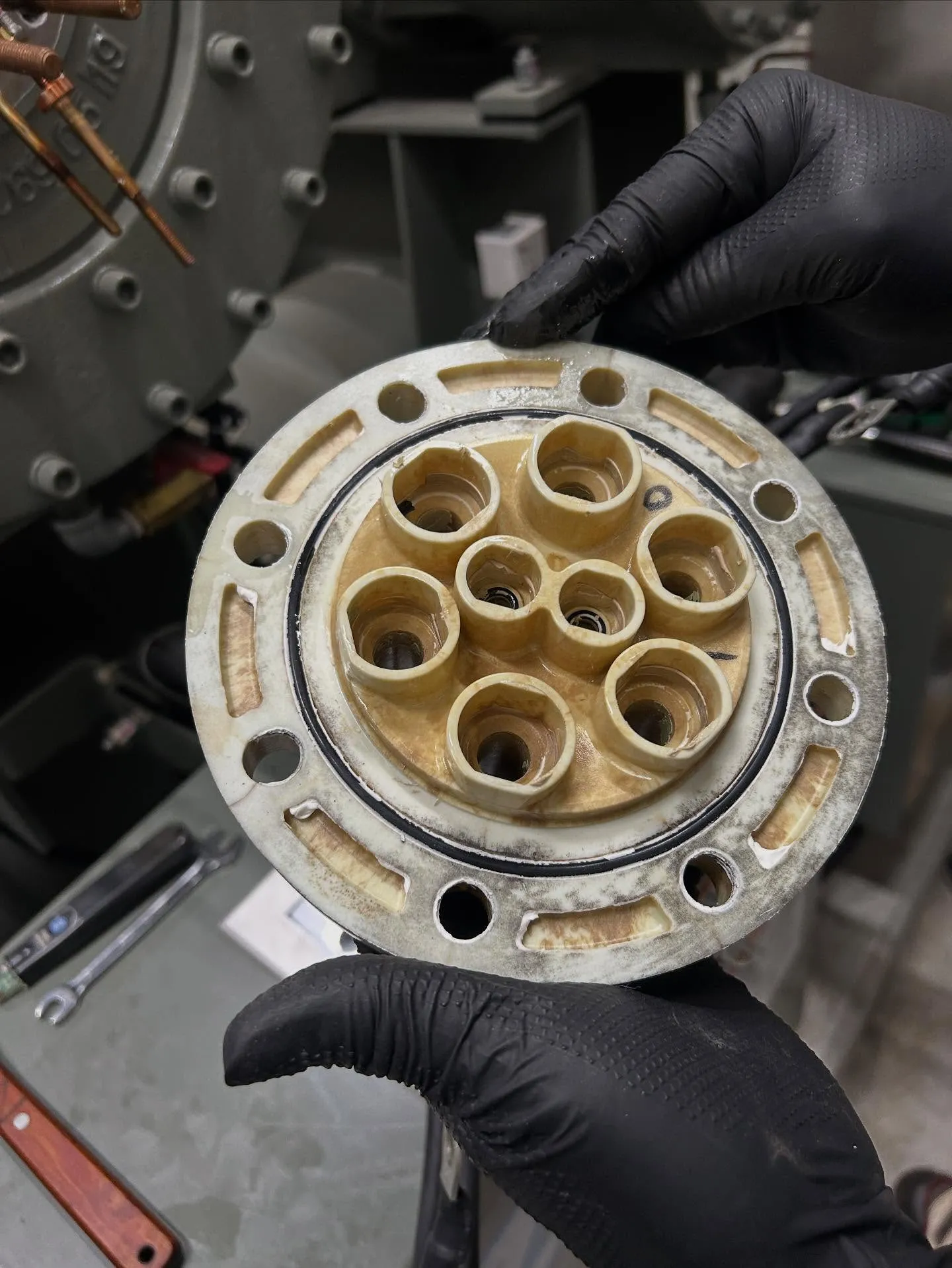 スクリュー冷凍機ガス漏れ修理