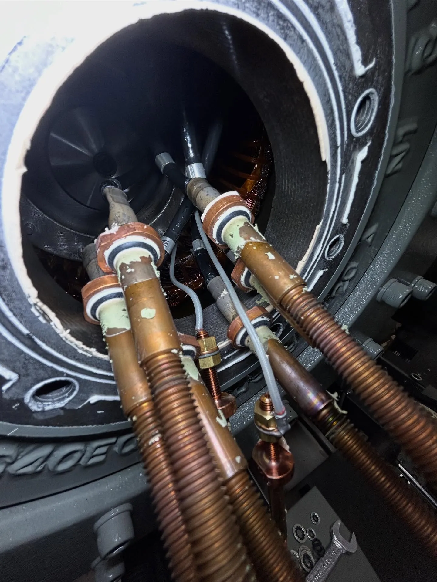 スクリュー冷凍機ガス漏れ修理