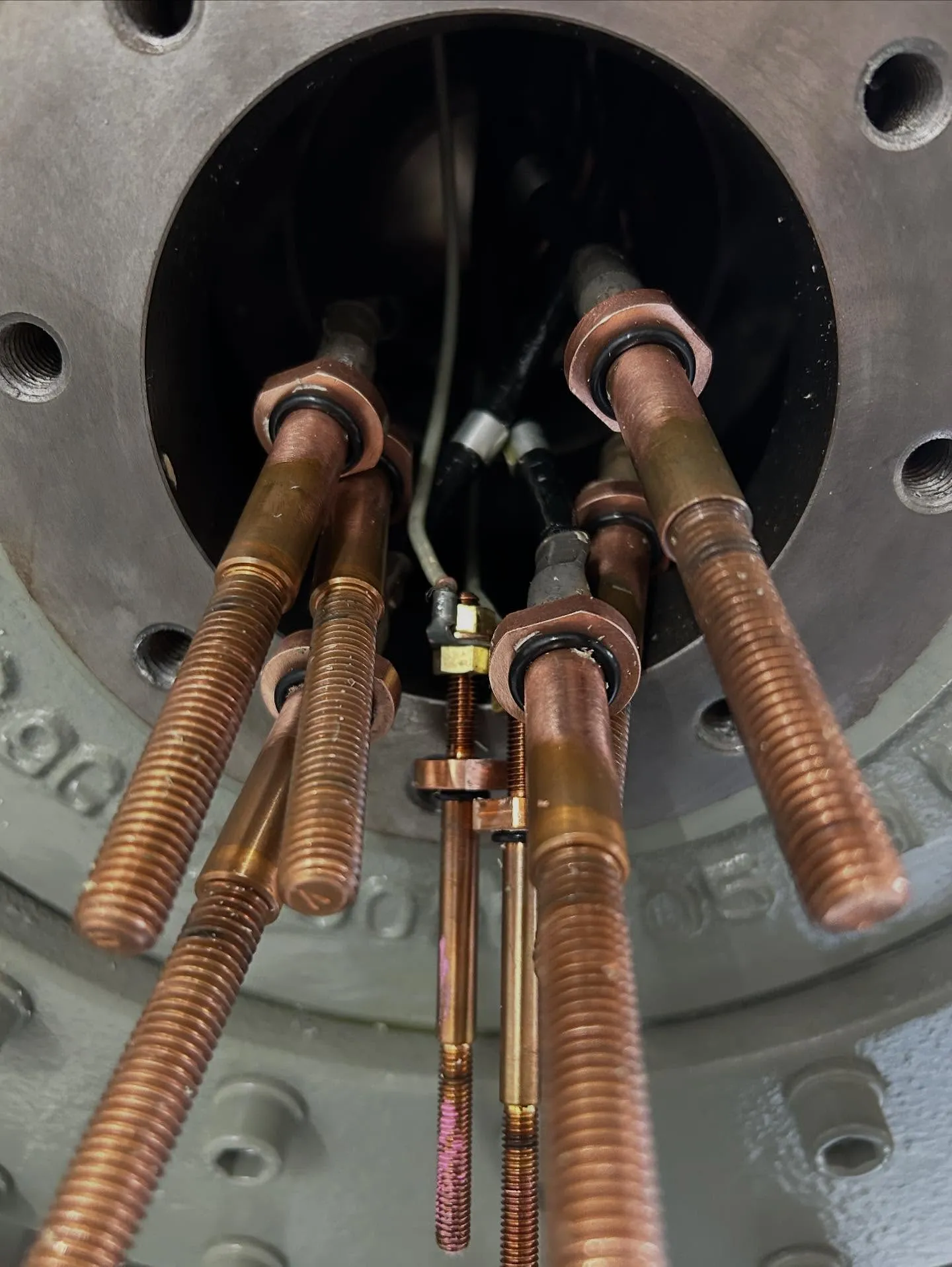 スクリュー冷凍機ガス漏れ修理