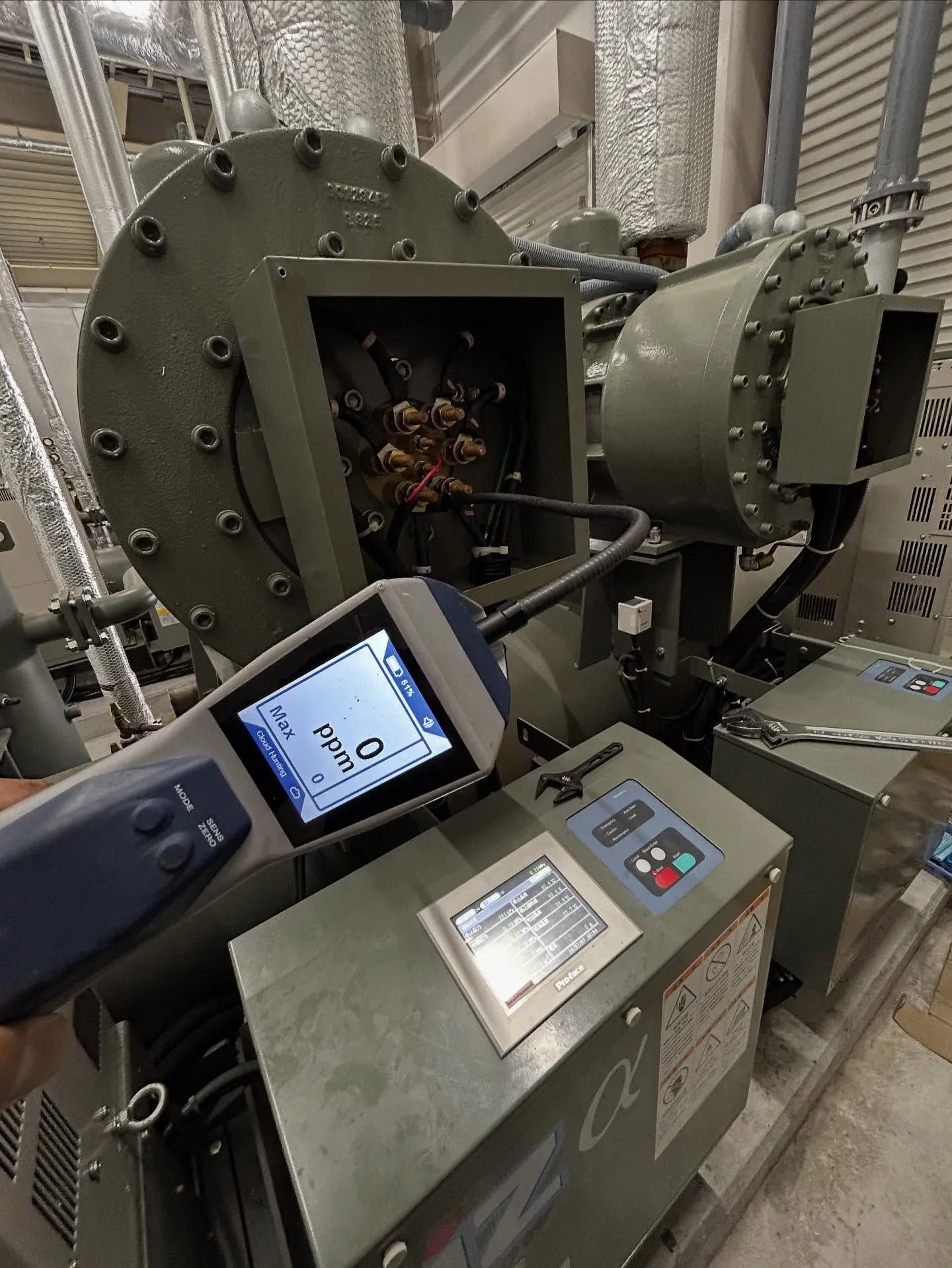 スクリュー冷凍機ガス漏れ修理