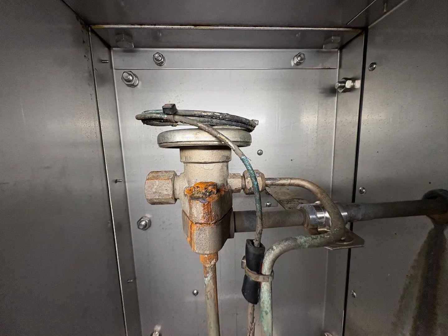 冷却器膨張弁交換作業