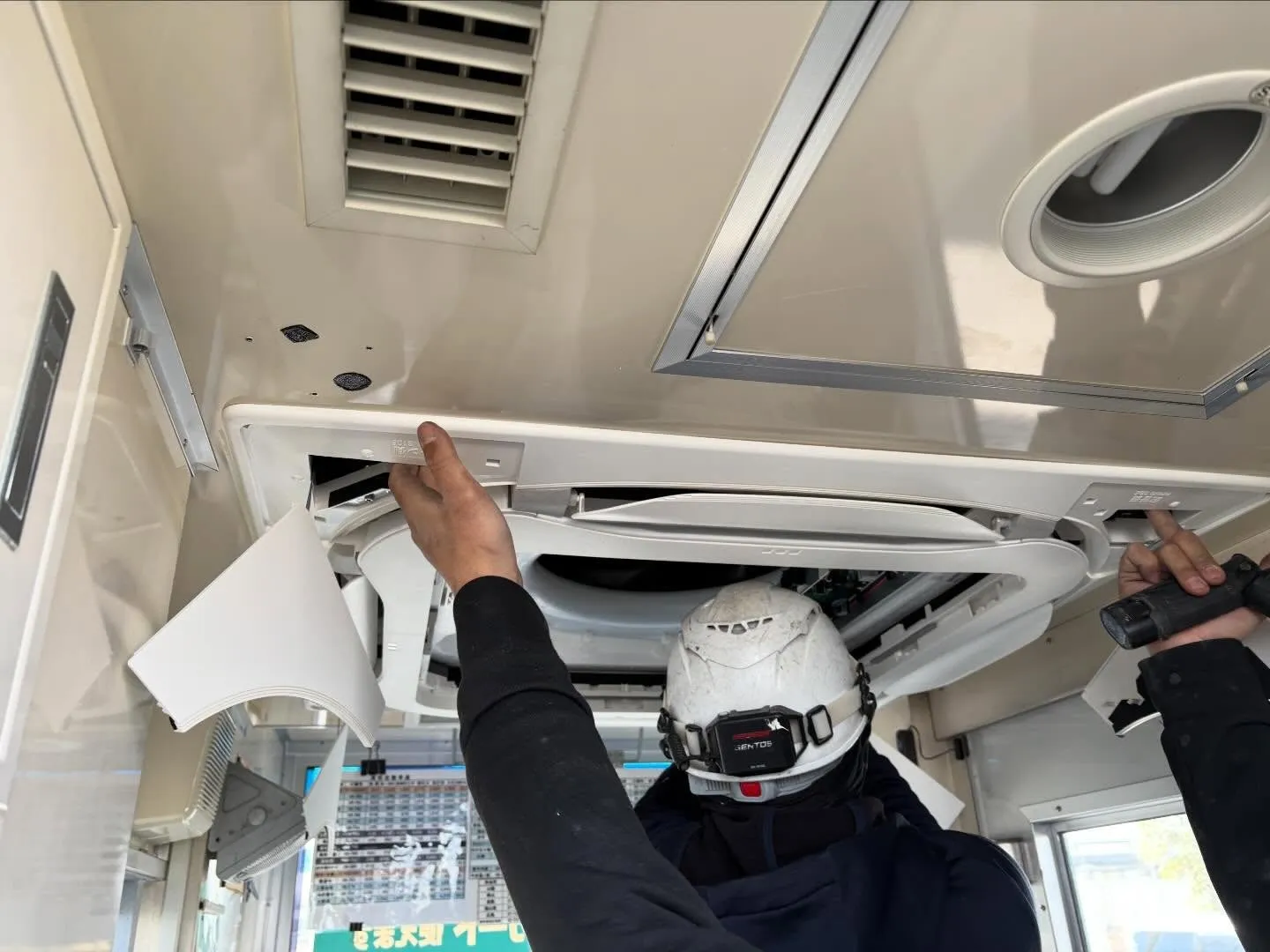 高速道路料金所空調機更新工事