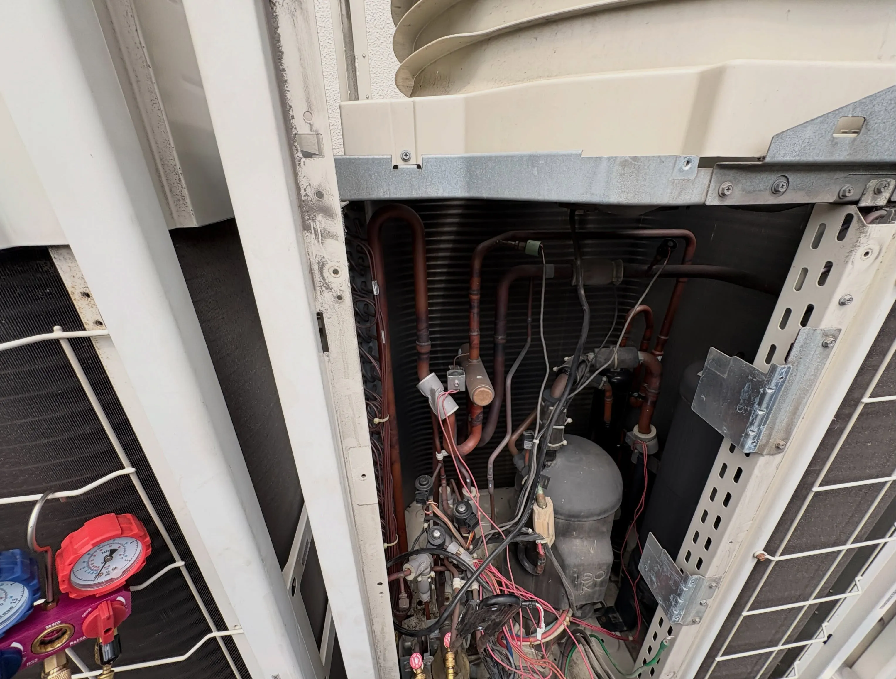 空調機熱交換器交換作業